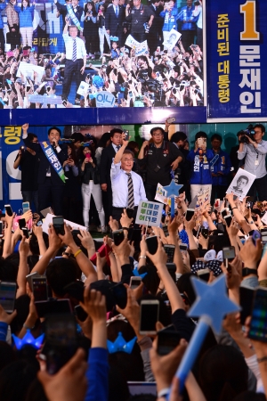 신촌 유세 펼치는 문재인