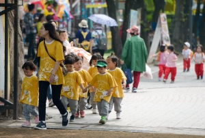 어린이대공원으로 봄소풍 온 어린이들