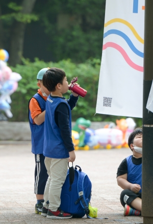 어린이대공원으로 봄소풍 온 어린이들