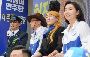 '평화철도 111 유세단', 사전투표 독려 캠페인