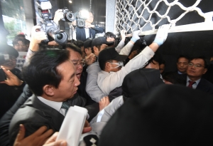 시청 진입하는 자유한국당
