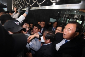 시청 진입하는 자유한국당