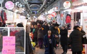 설 앞두고 북적이는 전통시장