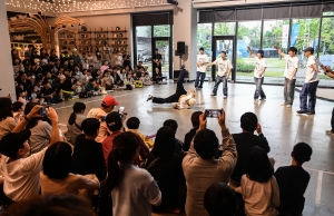 [더팩트ㅣ이동률 기자] 서울 서커스페스티벌이 개막한 4일 오후 서울 용산구 노들섬에서 '원구자들' 공연이 열리고 있다.