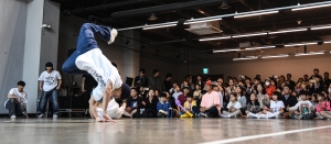 [더팩트ㅣ이동률 기자] 어린이날인 5일 오후 서울 용산구 노들섬에서 서울 서커스페스티벌이 열린 가운데 '쇼는 계속되어야 한다' 공연이 펼쳐지고 있다.