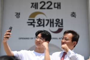 김형동 수학여행 온 학생과 기념사진