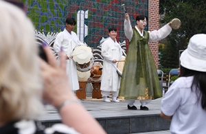 '단오맞이' 신명난 국악 공연에 인사동이 '들썩'