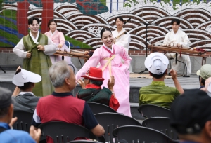 '단오맞이' 신명난 국악 공연에 인사동이 '들썩'