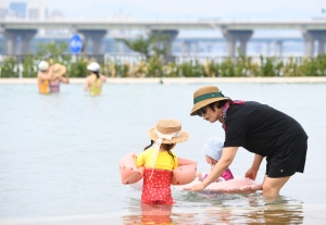 한강 수영장과 물놀이장 동시 개장 스케치