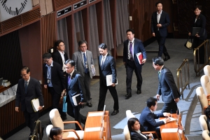 자리뜨는 국무위원들 대정부질문 파행