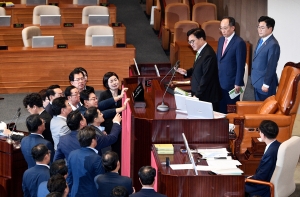 국회의장석 둘러싼 국민의힘