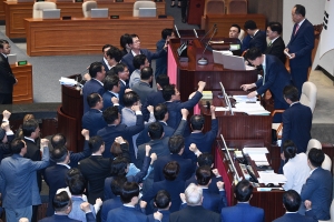 국회의장석 둘러싼 국민의힘