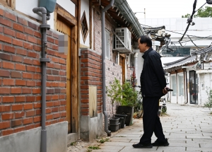 노벨문학상 수상 한강 자택·책방 시민 발길 이어져