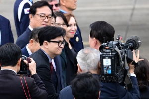 순방 떠나는 윤석열 환송하는 한동훈