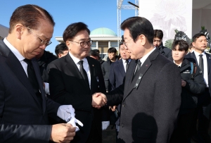 제주항공 여객기 참사 합동분향소 찾은 우원식 국회의장과 여야 대표